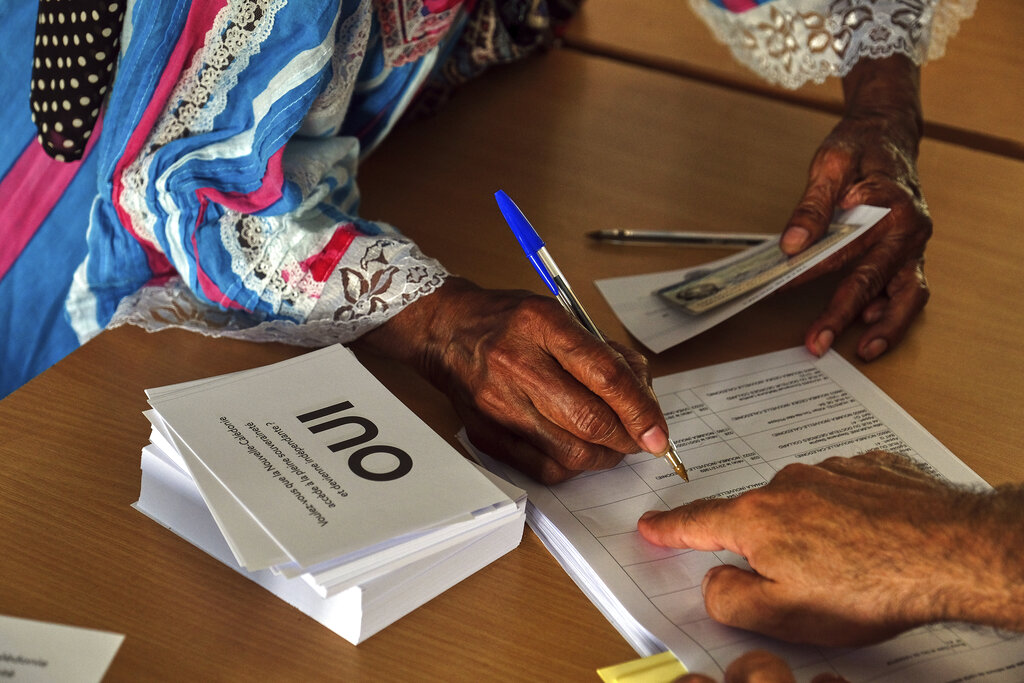 新喀里多尼亚独立公投，选民到票站投票。AP图片