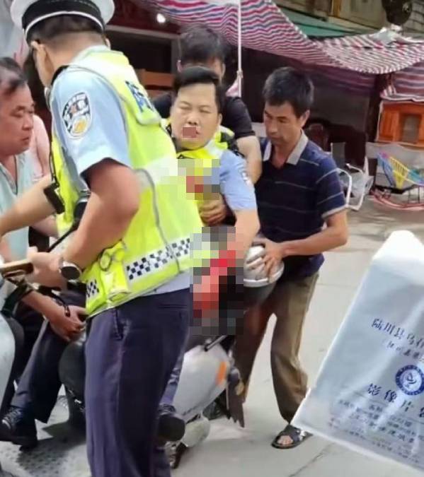 疑犯溫某持雙刀與警對峙,最終有5名警員受傷。 疑犯溫某持雙刀與警對峙,最終有5名警員受傷。