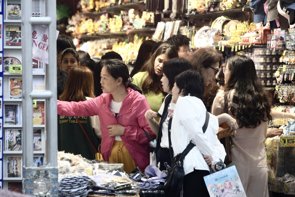 不少旅客提著「戰利品」滿載而歸。 不少旅客提著「戰利品」滿載而歸。