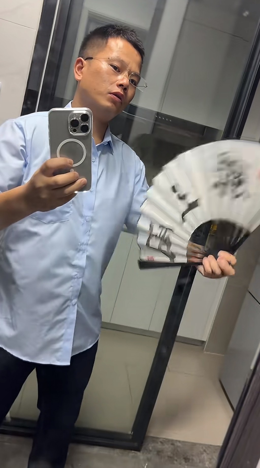 江西男子被誤認為持刀歹徒，遭路人制服交予警方。抖音@1777A8888