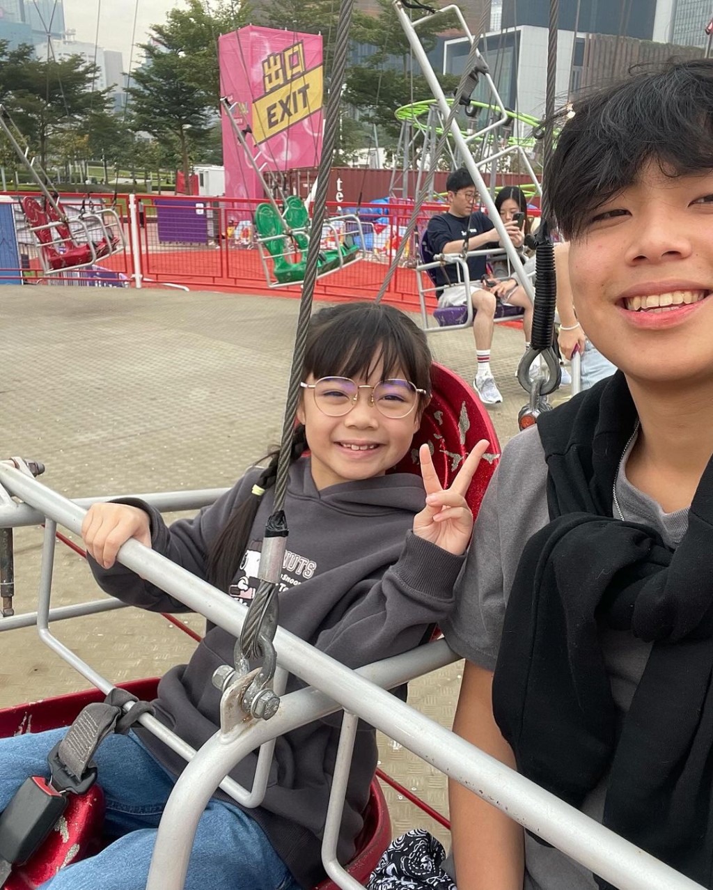 去年12月31日，徐朗陪妹妹到嘉年華狂歡。