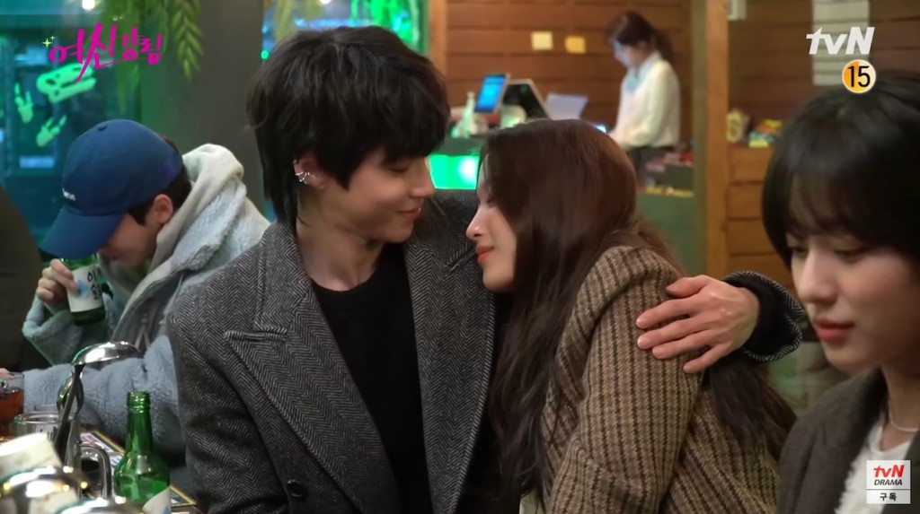 黃寅燁同文佳煐合演《女神降臨》,又係同公司前後輩。