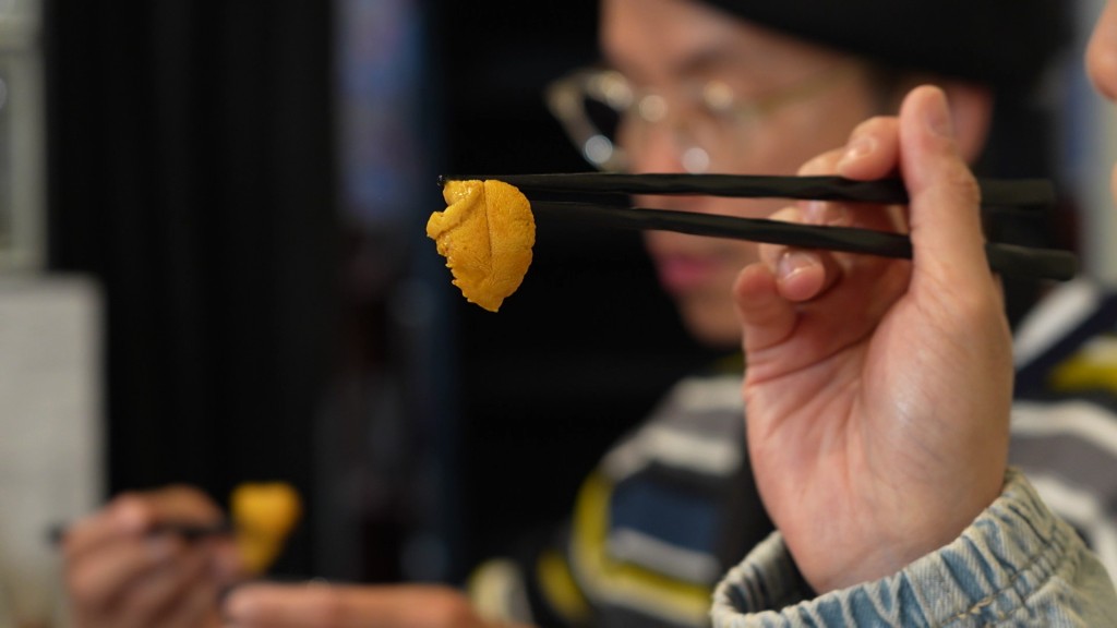 阮浩棕夾起新鮮海膽。 阮浩棕夾起新鮮海膽。