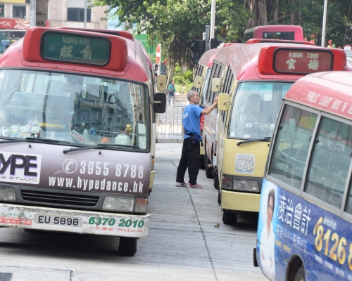 香港公共小巴車主司機協進總會宣布，因應西隧加價，3條途經西隧的紅色小巴路線加徵收費。  資料圖片