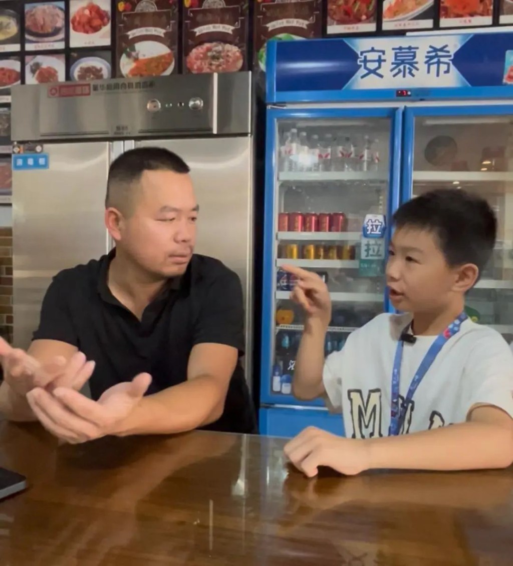 有了儿子的帮助，贺建与胡茜得以顺利经营乡村酒店。《潇湘晨报》