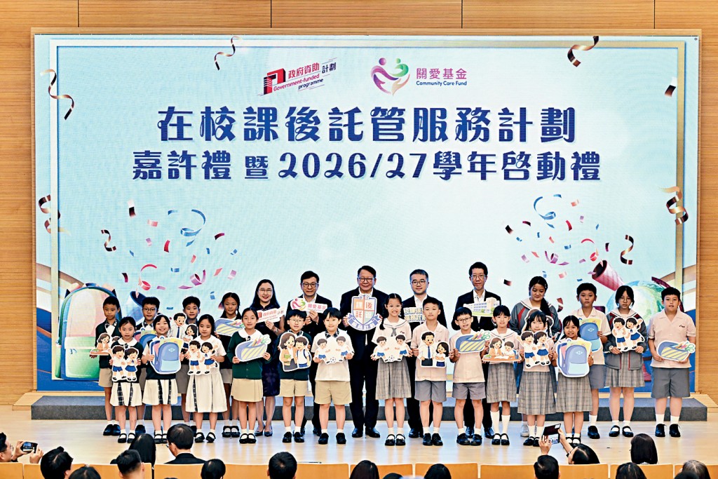 「在校課後託管服務計劃」將踏入第4年，陳國基期望進一步擴大服務覆蓋範圍，又形容學生做功課至深夜是「完全不健康」。 