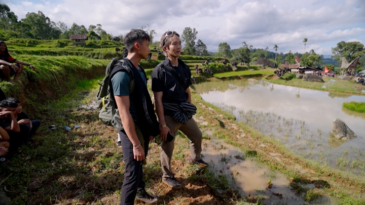 Alton孖梁彦宗深入赤道部落参与托拉查族丧礼 大开眼界：似嘉年华。