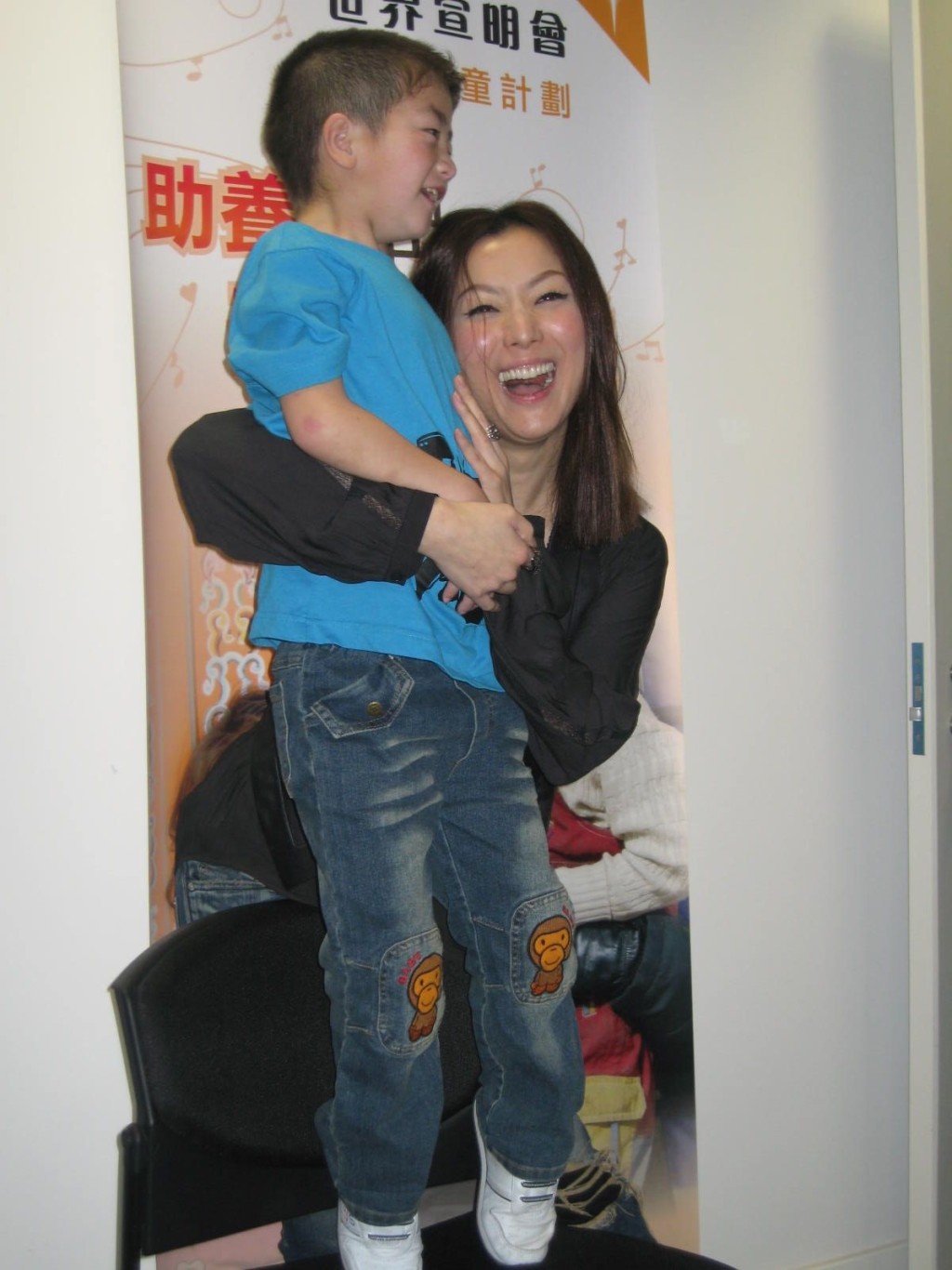 Sammi笑得燦爛。