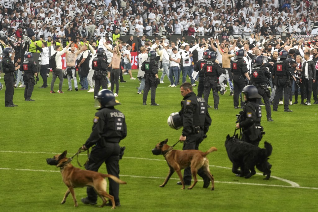 防暴警察帶同警犬分隨雙方球迷。AP