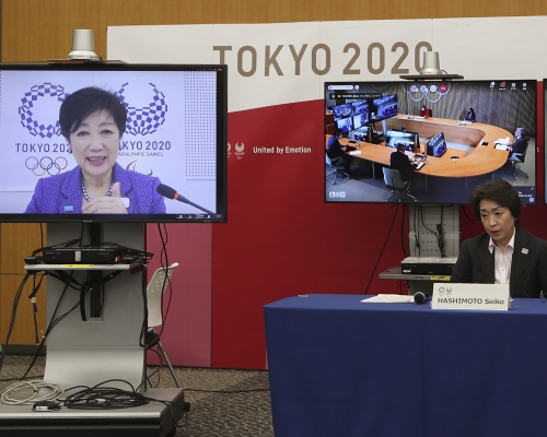 東京都知事小池百合子(左)及東京奧運組委會主席橋本聖子對話。 AP