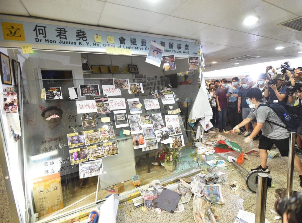 示威人士前年元朗「721事件」翌日到荃灣荃豐中心的立法會議員何君堯辦事處大肆破壞。資料圖片 示威人士前年元朗「721事件」翌日到荃灣荃豐中心的立法會議員何君堯辦事處大肆破壞。資料圖片