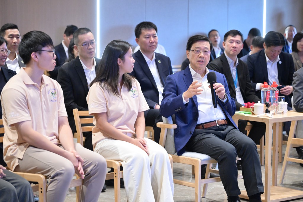 行政长官李家超继续福建访问行程。图示李家超(前排右)到访武夷学院,与在当地参加「武夷山生物多样性保育青年实习计划」的香港青年交流。 行政长官李家超继续福建访问行程。图示李家超(前排右)到访武夷学院,与在当地参加「武夷山生物多样性保育青年实习计划」的香港青年交流。