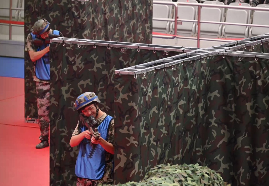 復旦大學軍訓加入真人CS賽環節成為熱議。抖音＠復旦大學