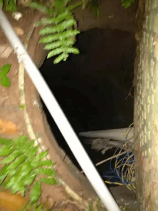 重慶12歲童跌進小區10米深沙井不幸身亡。極目新聞