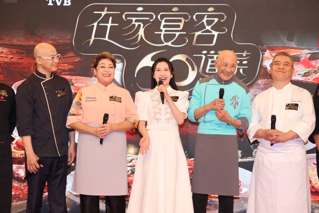 龔嘉欣、肥媽、鼎爺）與一眾名廚宣傳《在家宴客60道菜》。