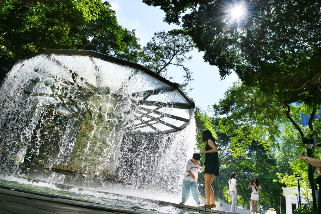 近日本港天氣酷熱。 近日本港天氣酷熱。