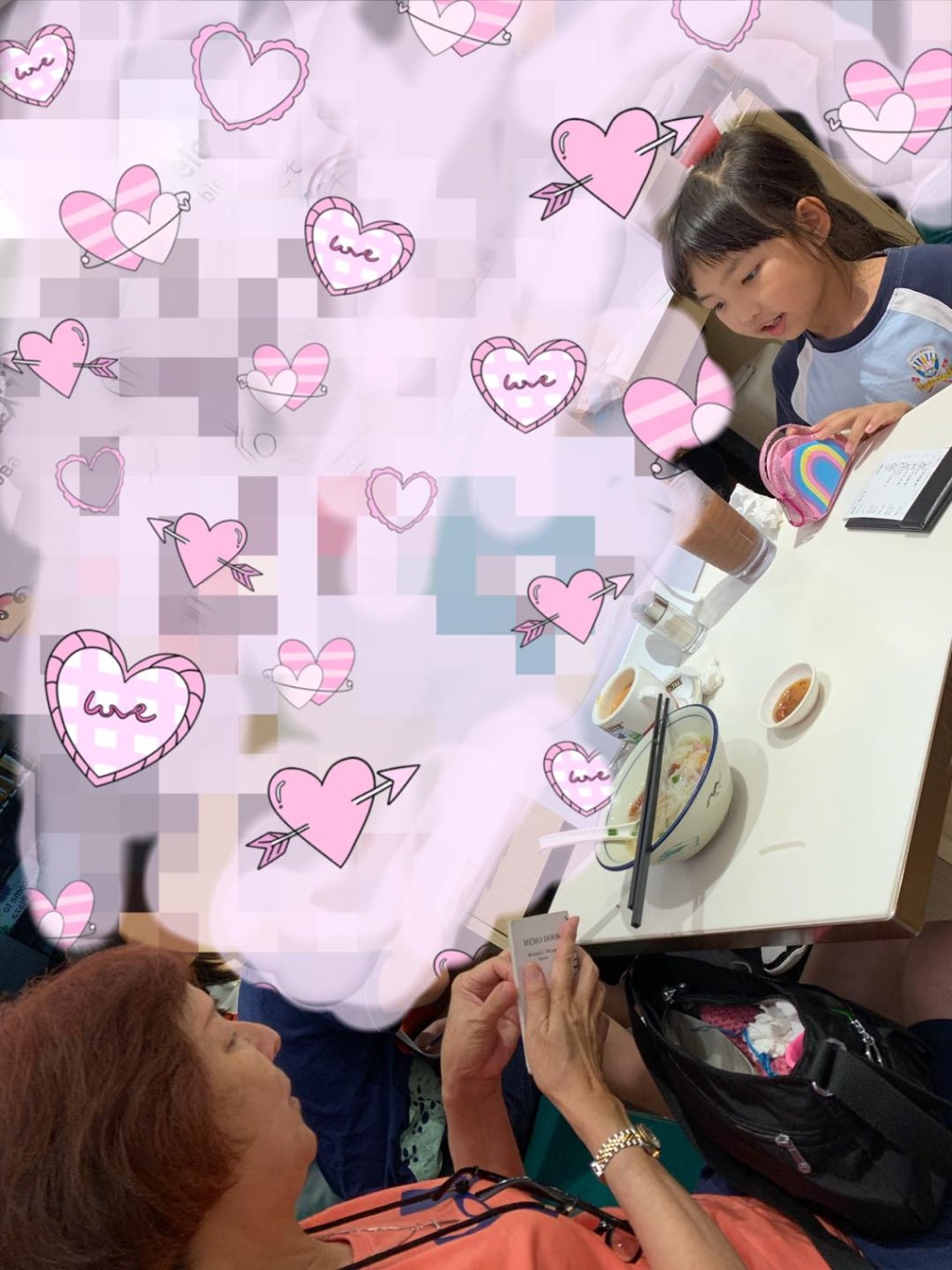 小豆与婆婆一起吃饭。