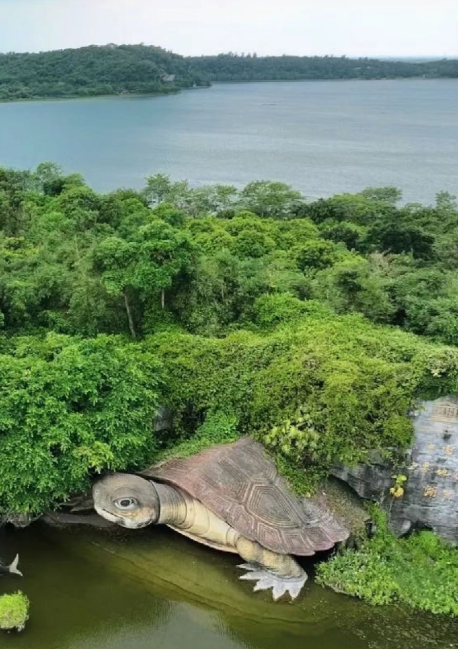 湛江旅遊好去處2024｜1. 湖光岩風景區 國家4A級旅遊景點湖光岩風景區，被聯合國地質專家稱為研究地球和地質科學的「天然年鑑」。（圖片來源：小紅書@西瓜小梁）