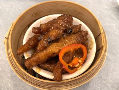 惟要留意每位食客只限叫一款，兼且不設外賣及攜走，另計加一服務費。（小紅書@小墨W+ Kenny）