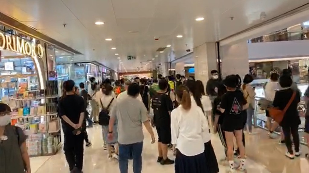 屯門市廣場有抗議人士聚集。網上圖片