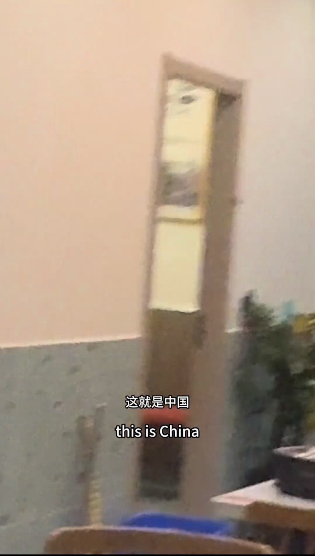 英男上海食肆勸阻吸煙，與人爆發衝突。抖音@alibabame 艾倫