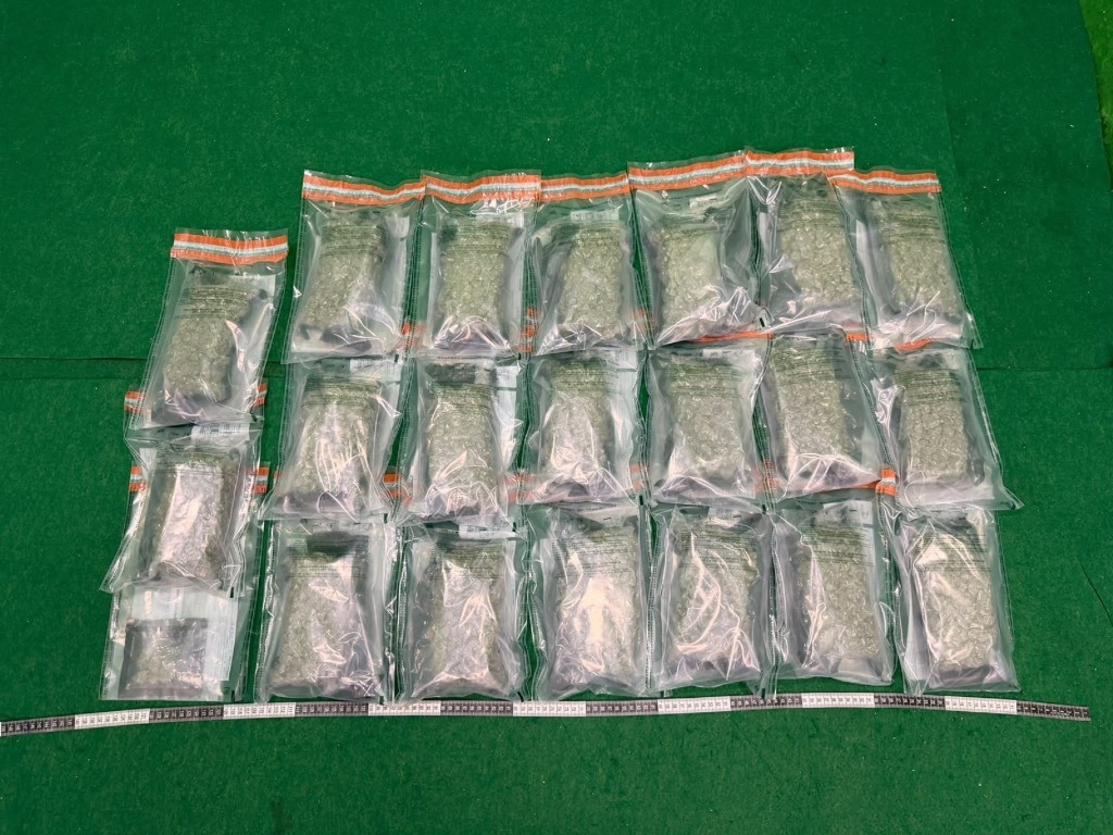 檢獲的懷疑大麻花。 檢獲的懷疑大麻花。