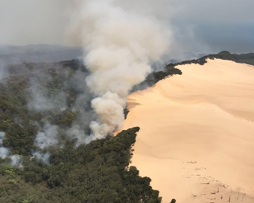 澳洲弗雷澤島大火燒超過6周未停。Queensland Fire and Emergency Services fb圖