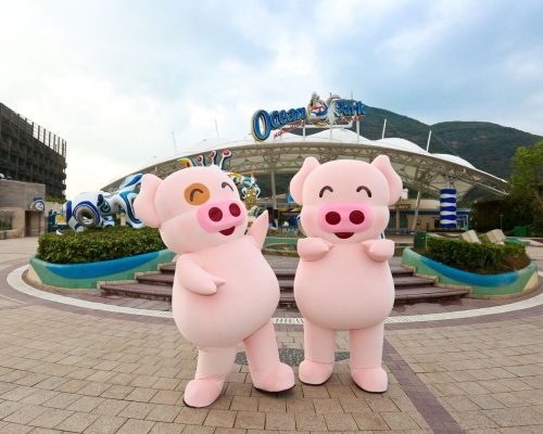 「聖誕全城HO HO HO」舉行期間,麥兜與麥嘜在園內出現與遊人見面和合照留念。海洋公園提供