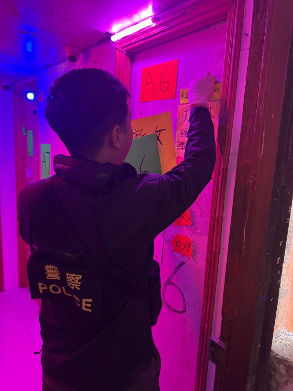 部分單位公開展示標誌，涉及宣傳或可合理被理解為宣傳賣淫。所有相關標誌已被警方檢取。警方提供