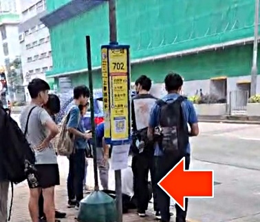 受傷男童坐在路邊待援。網圖