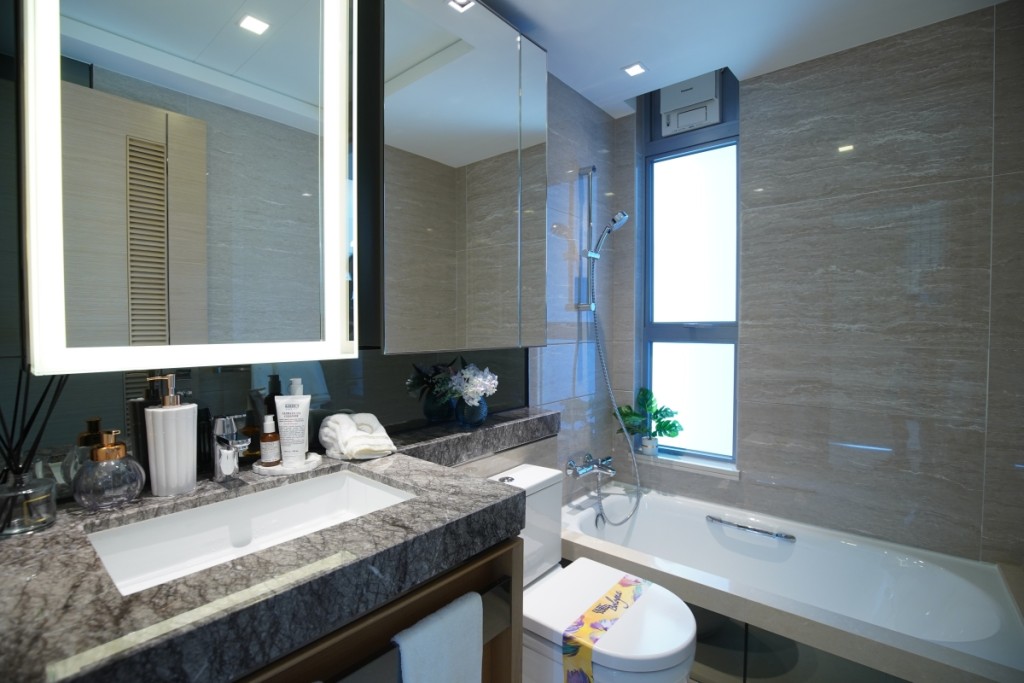 浴室採浴缸設計，並設有窗戶。（8B座6樓C室）