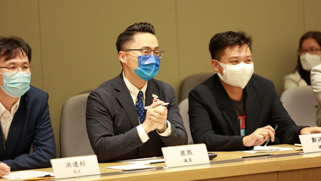 民建聯立法會議員梁熙（左二）。（梁熙Facebook）