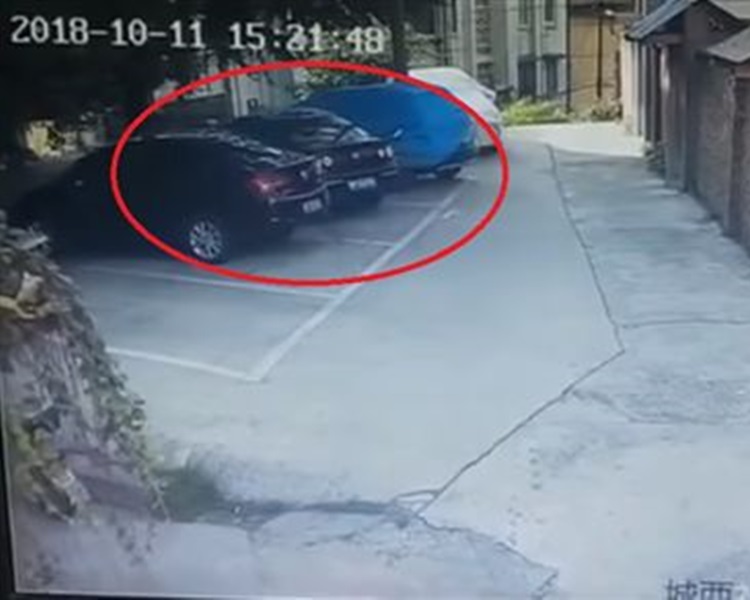 車輛先前衝撞走原本泊好的車輛。騰訊