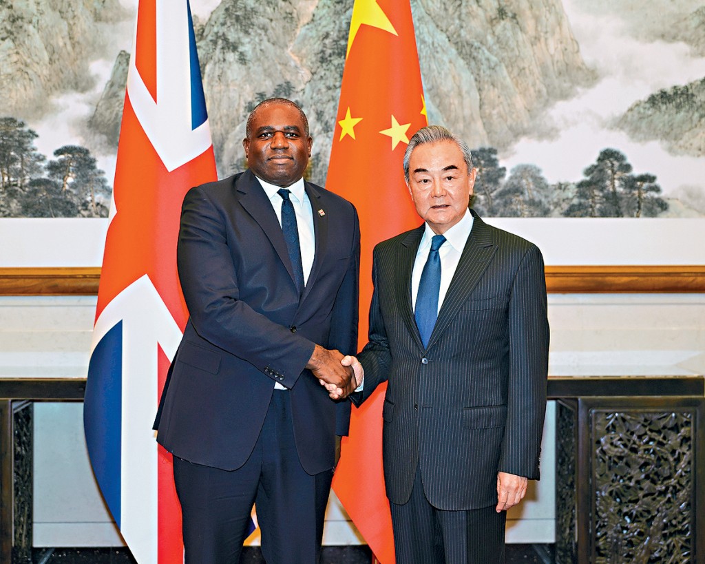 英國外相林德偉(左)與中國外長王毅(右)會晤。