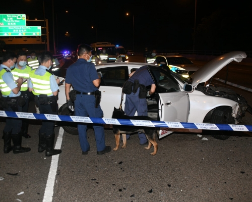 警方帶同警犬搜車。