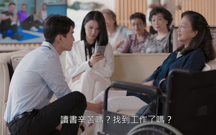 吳子冲嘅按摩手勢都有板有眼。