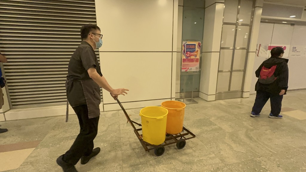 餐廳員工到水車載水。