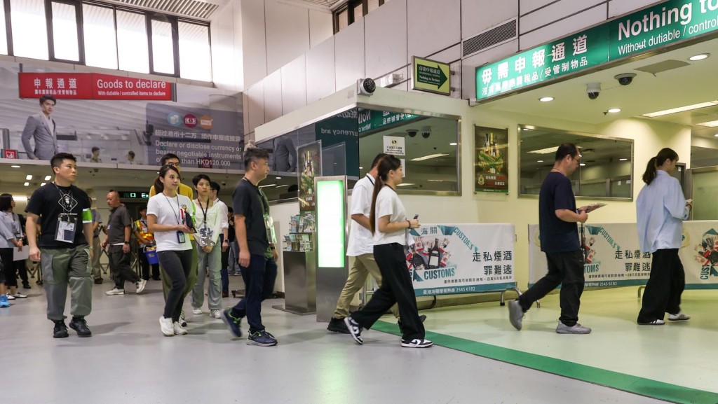 模擬事故發生後，香港海關辦理清關手續的情況。政府新聞處