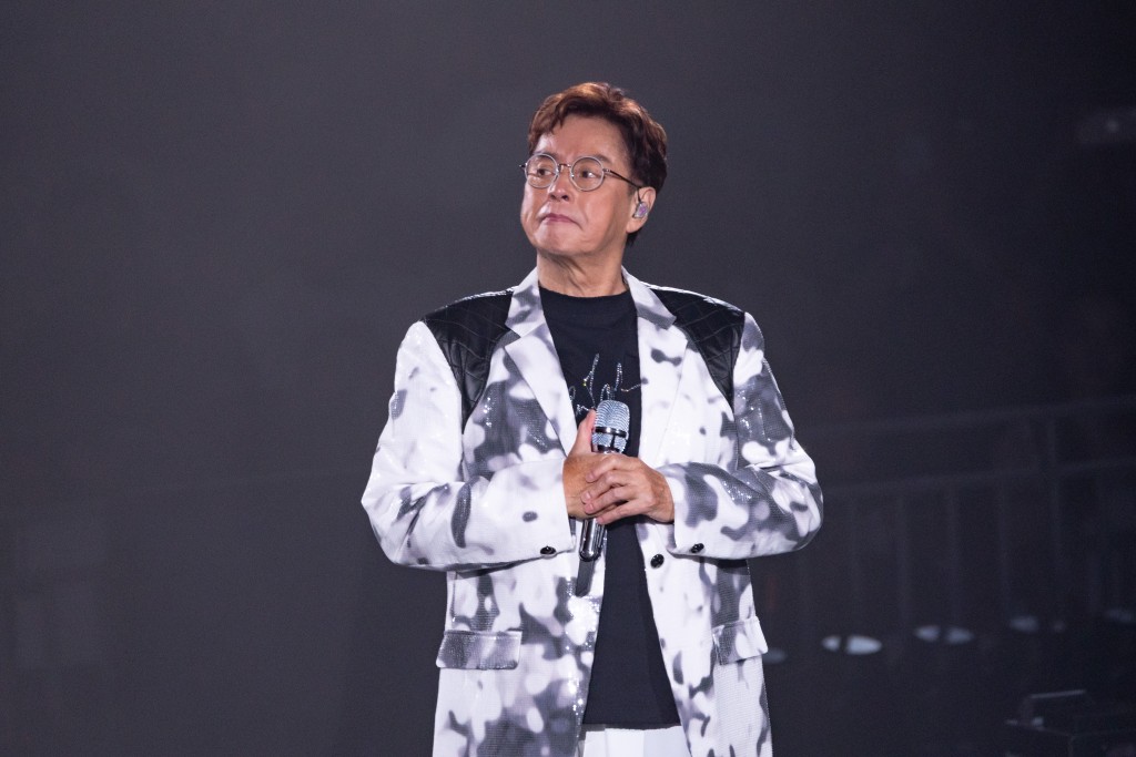 譚詠麟演繹〈朋友〉一曲唱到一半時，全場過萬觀眾已接着唱，令他相當感動。