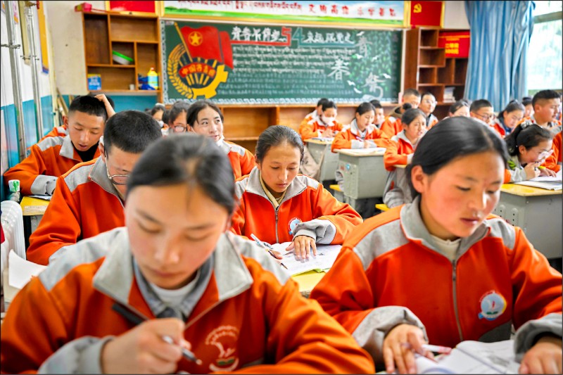 西藏中學學生。