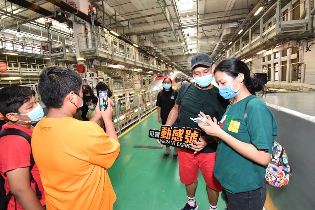 不少參觀人士趁機會難得拍照留念。