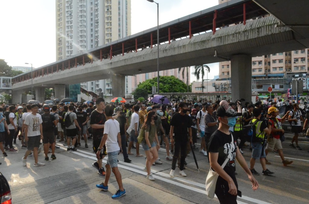 淘大商場外有不滿警察的人群聚集
