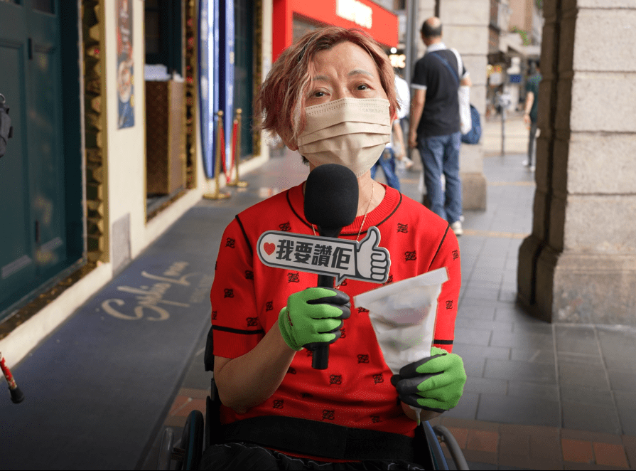 市民嚴小姐表示,路過時收到學生贈送的鮮花和母親節祝福,感到很驚喜。 市民嚴小姐表示,路過時收到學生贈送的鮮花和母親節祝福,感到很驚喜。