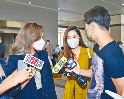 ■勝出官司的鍾舒漫(左二)被大批傳媒圍訪時，陳潔玲強行要求一齊受訪。