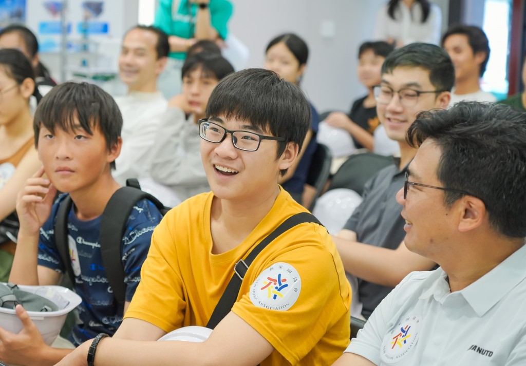 參與學員專心聆聽工作人員的講解,了解Central Yards 的項目特色。 參與學員專心聆聽工作人員的講解,了解Central Yards 的項目特色。
