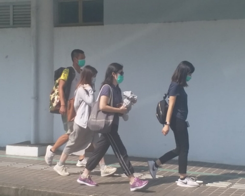 四人戴上口罩神情黯然地離開殮房。歐陽偉光攝