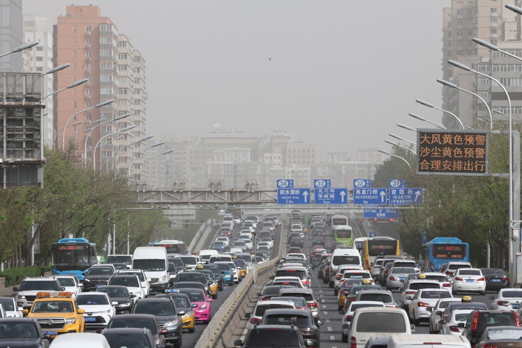 北京连日来遭遇大风和沙尘天气。中新社