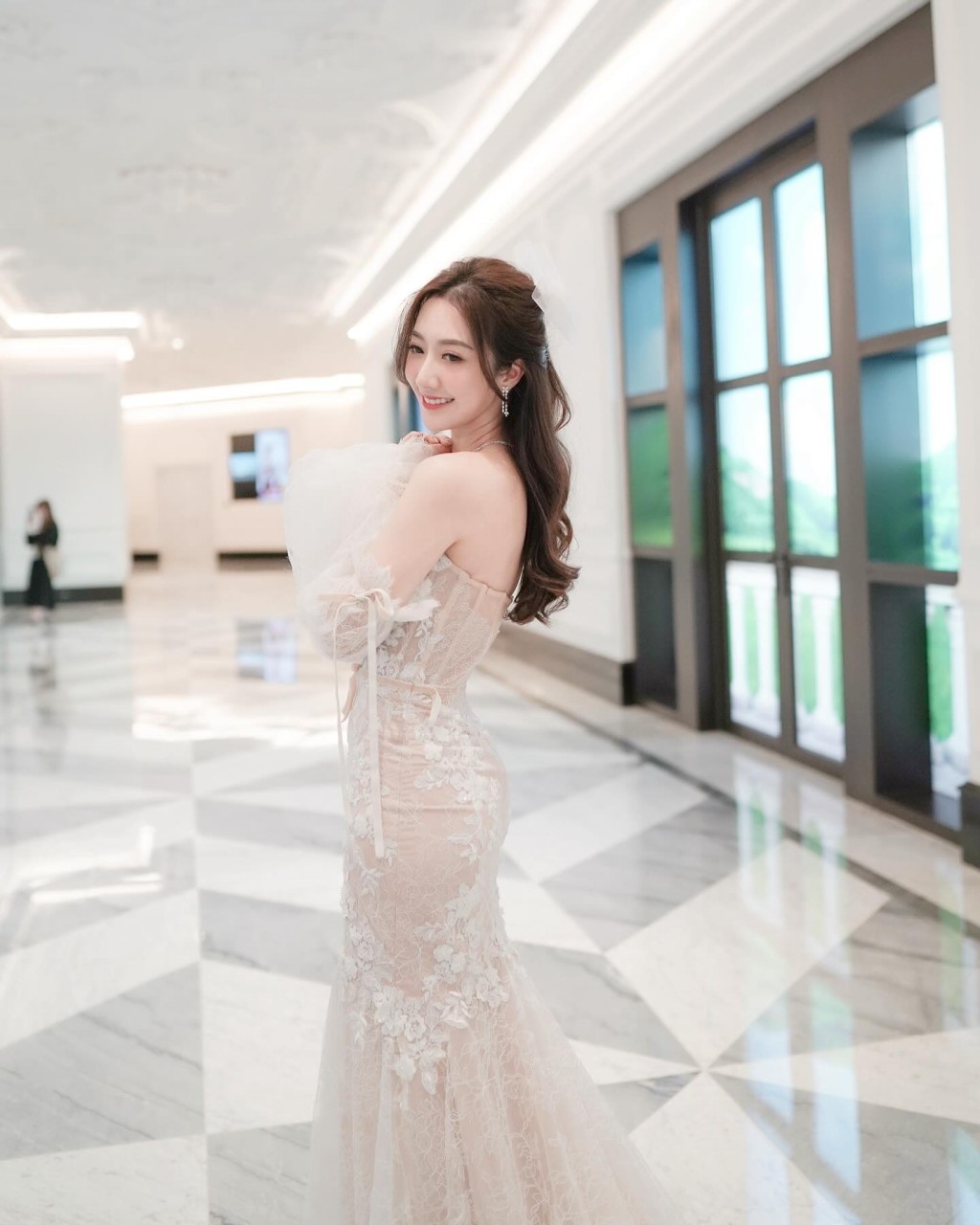 何依婷在IG上载了在《万千星辉颁奖典礼2023》穿上的靓衫照。