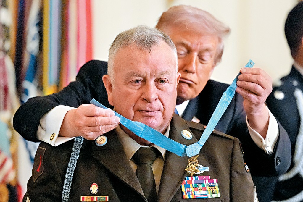 特朗普周一在白宫向一名越战老兵授予「荣誉勋章」。
