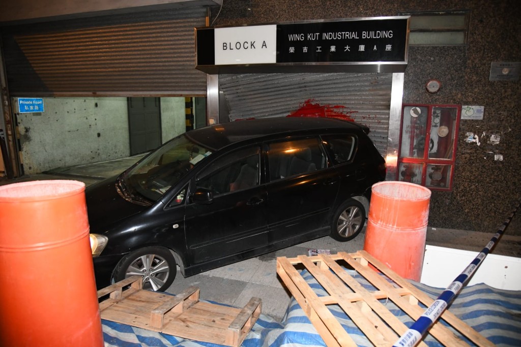 七人車倒車撞向榮吉工業大廈鐵閘。